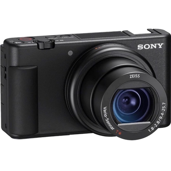 SONY ZV1 vlogging camera $850 non negotiable 🥰  with 2 battery packs & charger - Picture 3 of 4